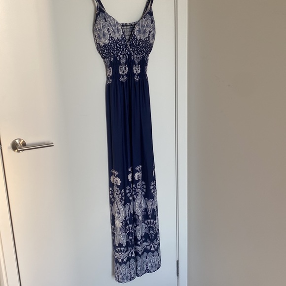Maxi dress, no brand name, bought in Thailand, fits all - Picture 2 of 5